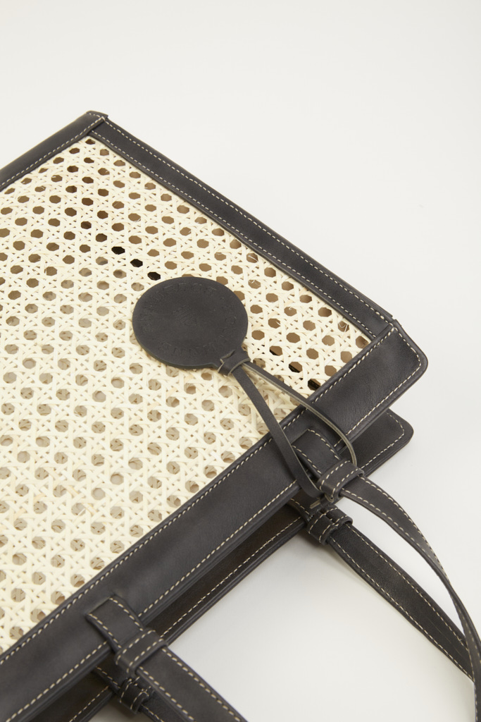 BLACK CHAÎSE CARRÉ HANDBAG