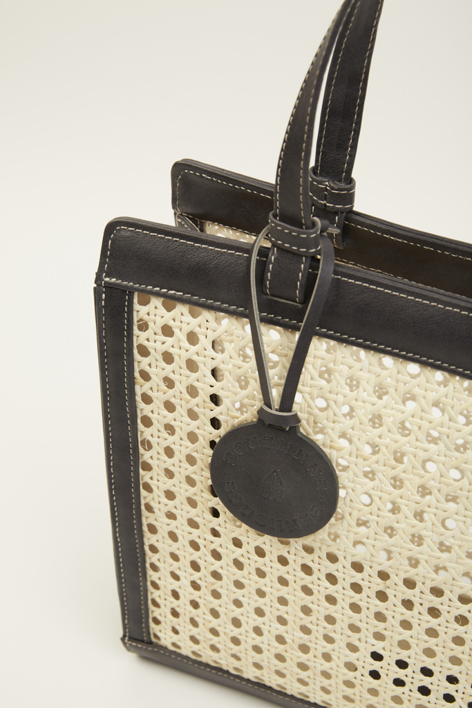BLACK CHAÎSE CARRÉ HANDBAG