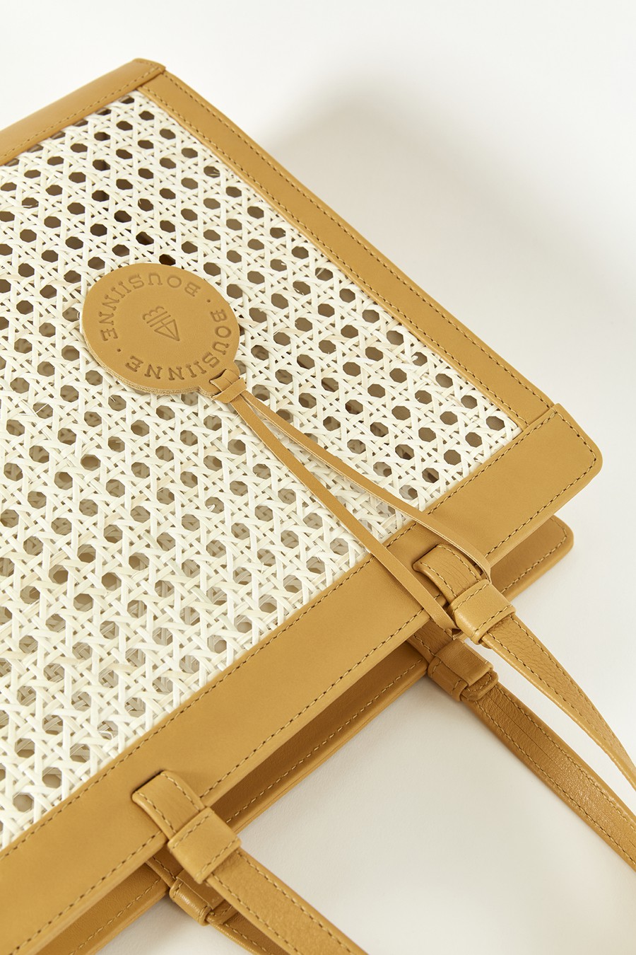 MUSTARD CHAÎSE CARRÉ HANDBAG