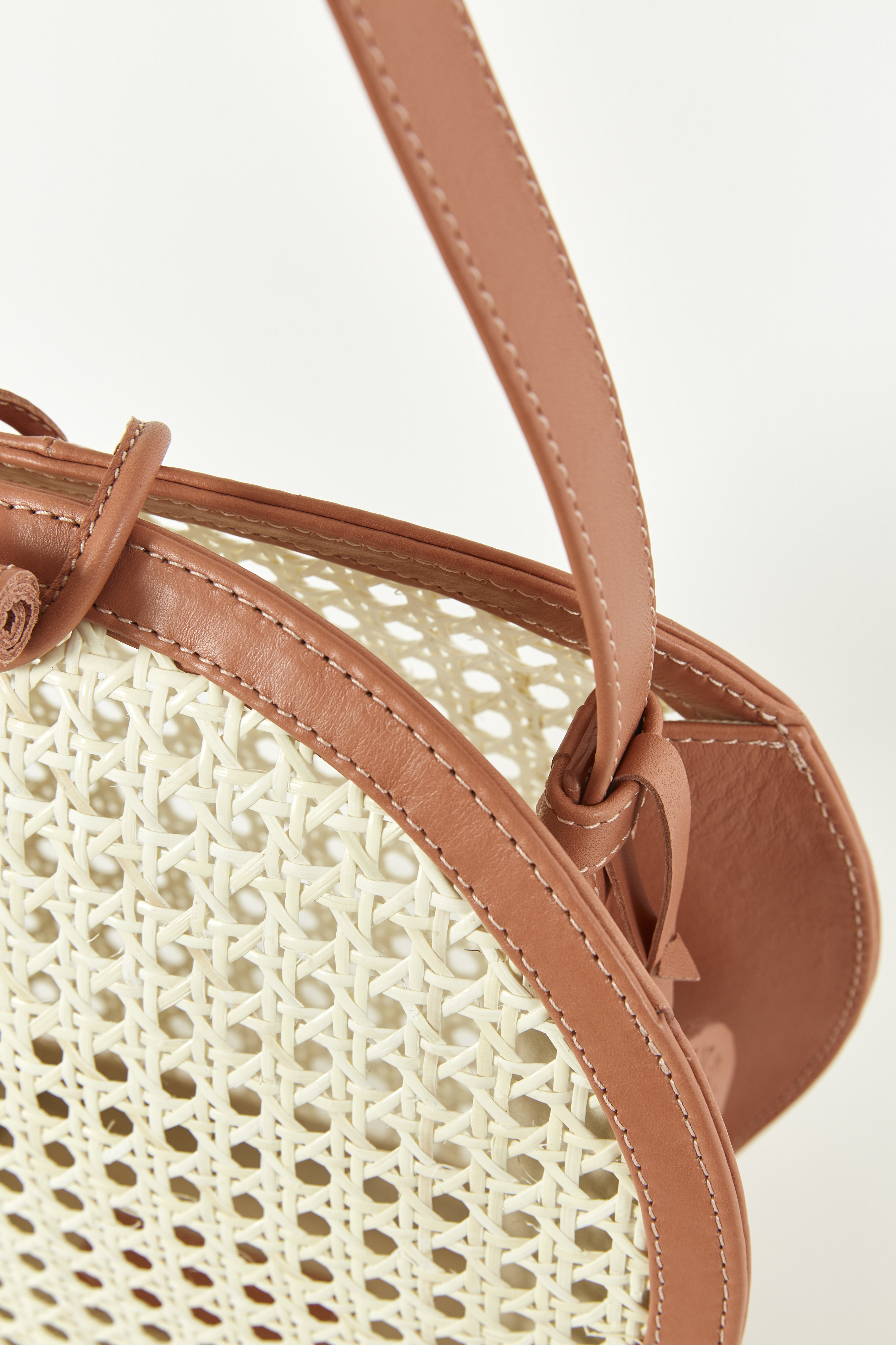 CORAL CHAÎSE BALLON HANDBAG